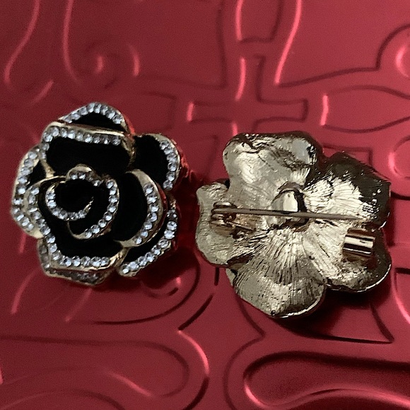 New! Flower Brooch with rhinestones - Picture 3 of 5